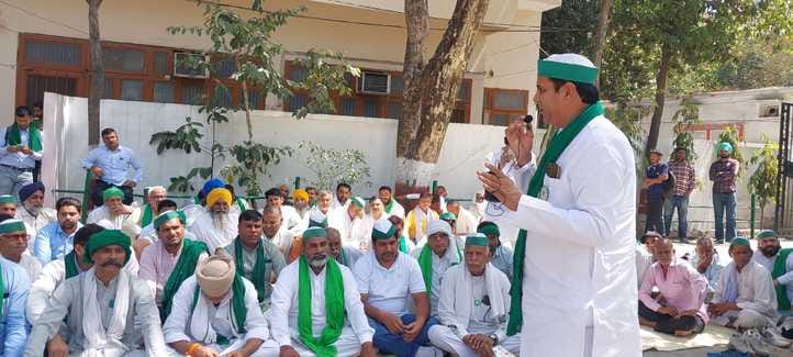 Farmers roared in the Collectorate, will protest against corruption