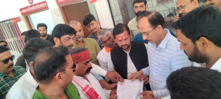 Hindu organizations are angry over SP MP's statement, submit memorandum