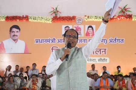 केन्द्रीय कृषि मंत्री शिवराज सिंह चौहान प्रधानमंत्री ग्रामीण आवास योजना के हितग्राही सम्मेलन को