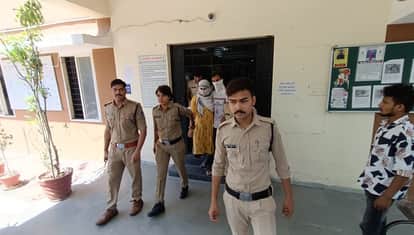Dewas News: Husband and wife arrested for cheating 8.30 crores by giving franchise