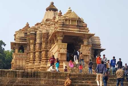 खजुराहो के पश्चिमी मंदिर समूह स्थित चंदेलकालीन देवी जगदंबी मंदिर।