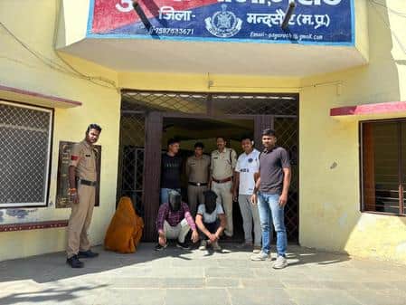 पुलिस गिरफ्त में ठगी के आरोपी।