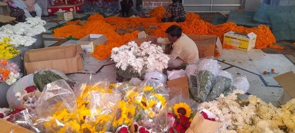 During Navratri, the court of Mata Chintapurni is decorated with flowers from India and abroad