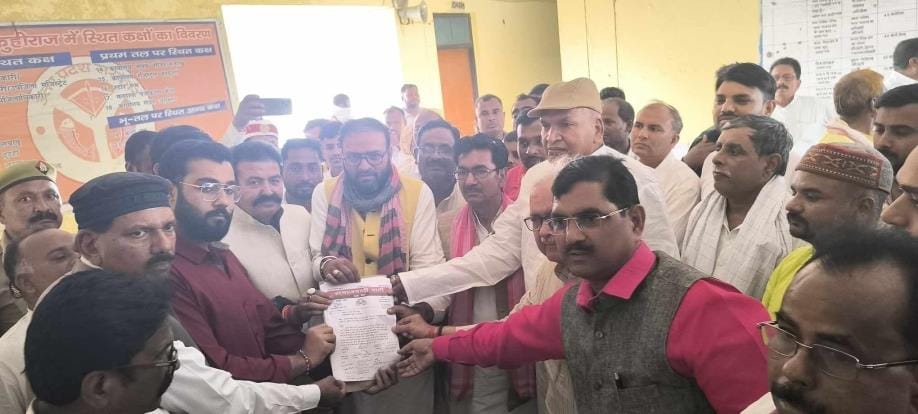 SP leaders reached the tehsil to protest against the notice pasted on the mosque