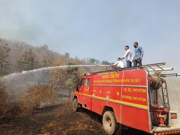 Fire is burning in many places in the forests of UP and MP