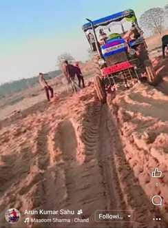बीच नदी में खड़ा ट्रैक्टर, रेत भरते लोग