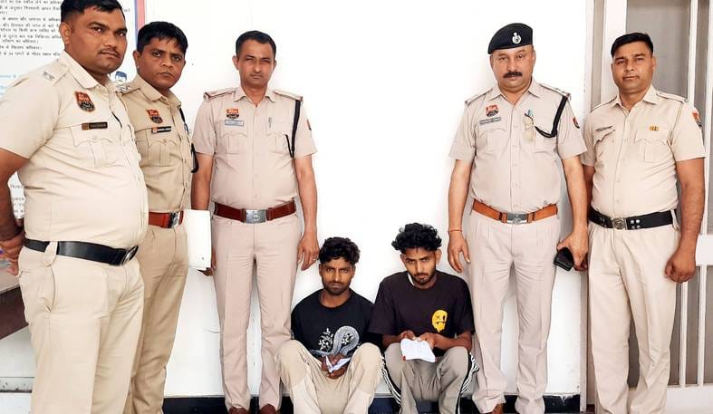 Five thousand rupees were looted by showing a toy pistol, both the accused arrested