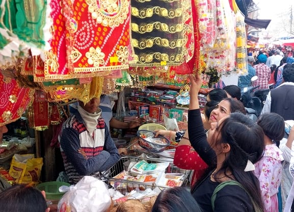 Navratri starts today, markets are crowded, shopping is done in full swing