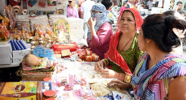 The market was full of enthusiasm for Chaitra Navratri, Ghata Sthapana will be done inside homes from today