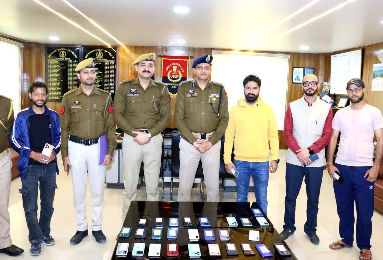 Cyber Cell Recovered 52 Mobiles