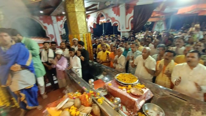 चैत्र नवरात्रि के पहले दिन मां तुलजा भवानी और मां चामुंडा माता मंदिर में दर्शन करने पहुंचे भक्त