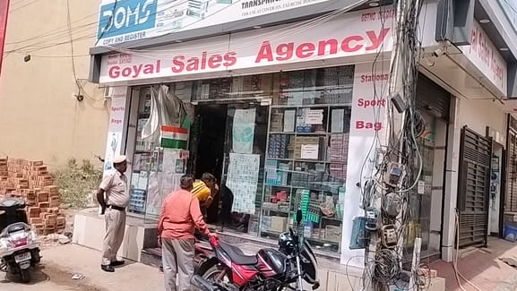 2 lakh rupees stolen from shop, five thieves seen in CCTV