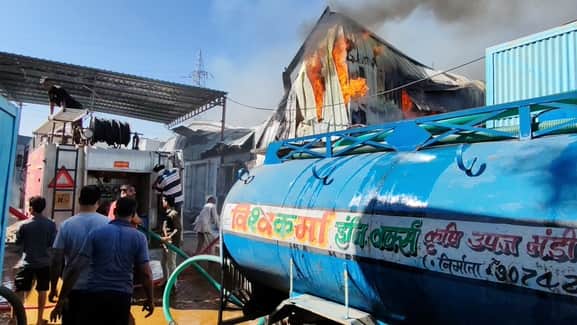 आग बुझाते फायर कर्मचारी।