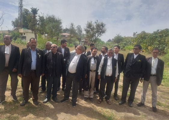 The advocates sent back the team that had come to measure the vacant land in the bar premises