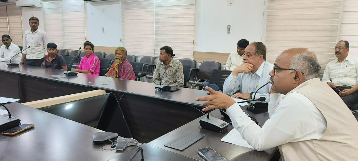 DM gifted mortgaged farms to four farmers collected Rs 2.5 lakh from himself and others and deposited the loan