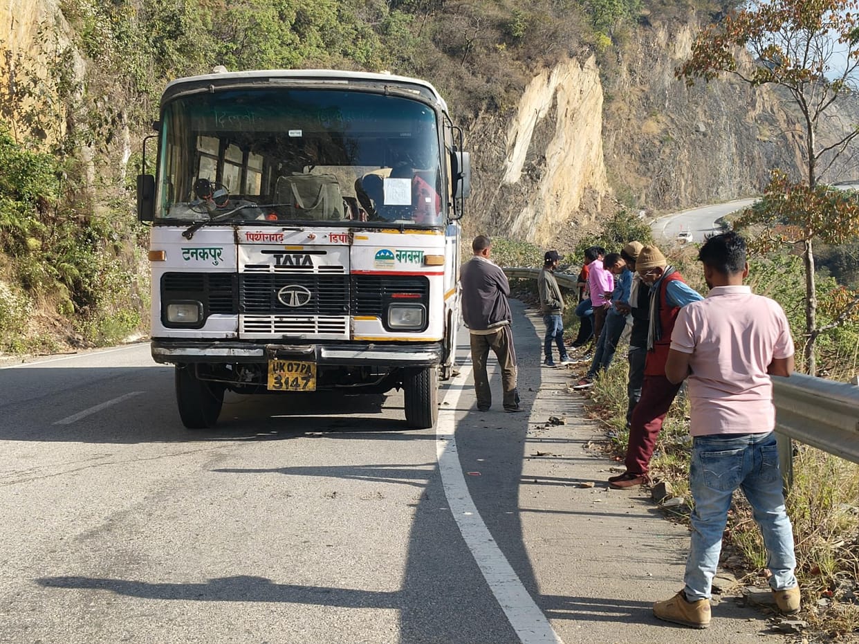 The bus going to Haridwar broke down near Maneshwar, passengers went by another vehicle