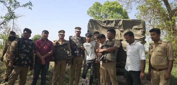 Two animal smugglers were shot in the encounter, the third one was caught
