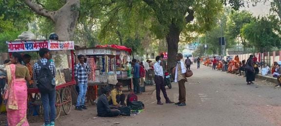 jankshan kee pravesh dvaar dviteey aur trteey par hathathelon sanchaalakon ka kabja