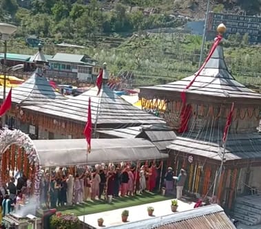 Thousands of people paid obeisance at Hatkoti temple every day