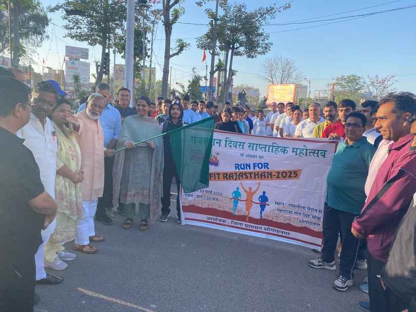 रन फ़ॉर फिट राजस्थान दौड़ में प्रतिभागियों को हरी झंडी दिखाकर रवाना करते विधायक व कलेक्टर