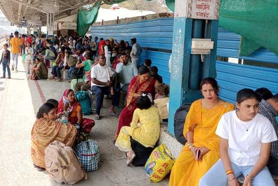 Delay in trains is increasing the trouble of devotees