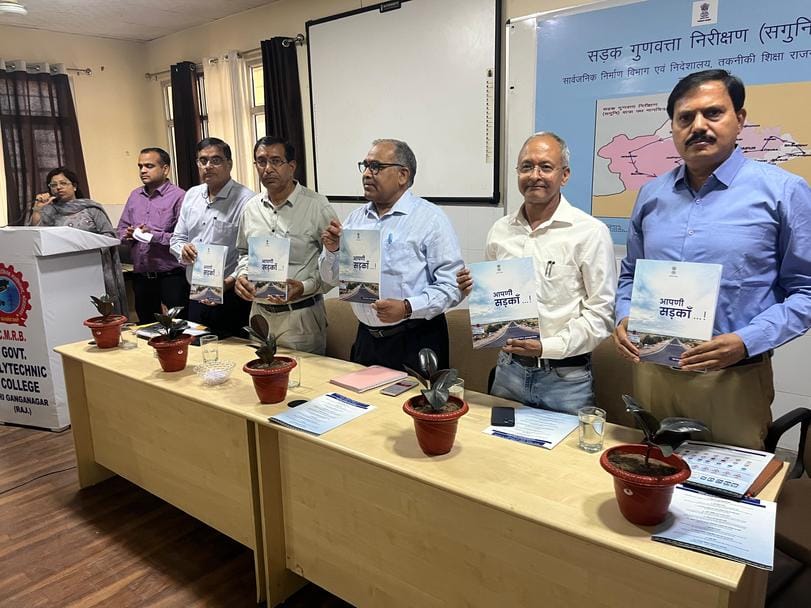 सड़क निर्माण पर लिखित हिंदी पुस्तक आपणी सड़का का विद्यार्थियों के समक्ष प्रदर्शित करते हुए