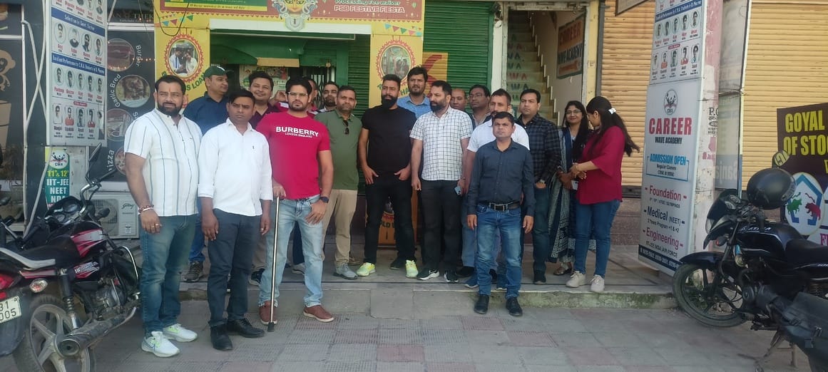 Bank employees raised slogans against the transfer policy and expressed their anger
