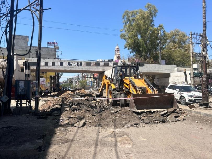 There is a jam throughout the day, dust is also causing trouble