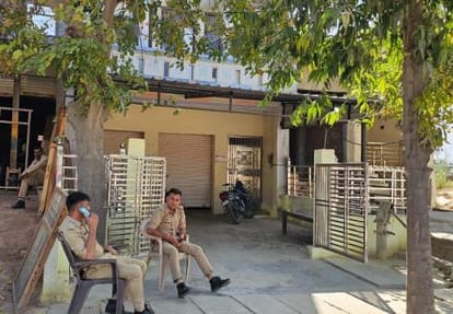 आजाद समाज पार्टी के प्रदेश सचिव के घर के बाहर तैनात पुलिसकर्मी। संवाद