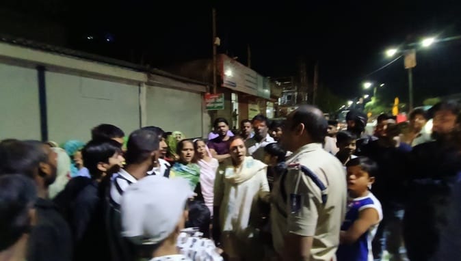 Dewas News: Protest against opening of a liquor shop near temple in Dewas, women sat in front of closed shop