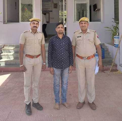 पुलिस गिरफ्त में आरोपी।