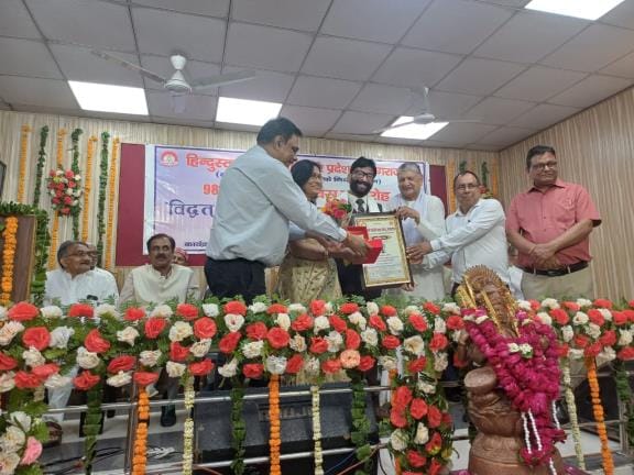 Litterateur Dr. Alok Saxena was honored in Prayagraj