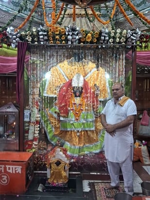 Devotees gathered to worship Maa Brahmacharini and Chandraghanta