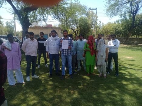 Sarpanch accused of passing proposal by making fake signature, Panchs reached to give complaint