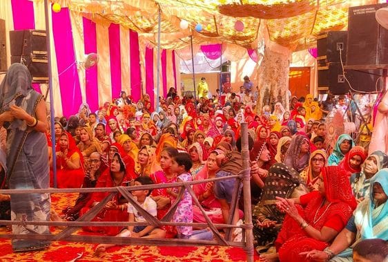 The devotees were overwhelmed by the context of Raas in the story