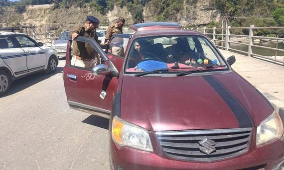 Mandi-Kangra police set up a blockade on Sameer Setu bridge