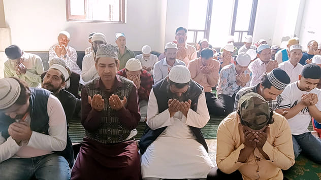 After offering namaz, they hugged each other and said- Eid Mubarak
