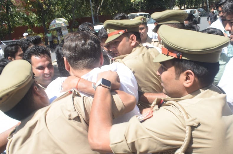 There was a scuffle between ABVP workers who were going to burn the effigy of SP MP and the police
