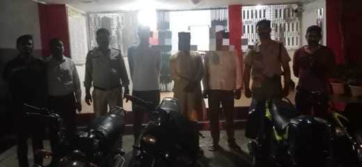 पुलिस गिरफ्त में आरोपी और उनसे जब्त बाइक