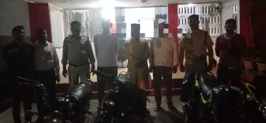 पुलिस गिरफ्त में आरोपी और उनसे जब्त बाइक