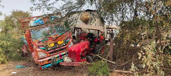 Bike crashed after getting stuck between truck and tractor: Two bike riders died in the accident