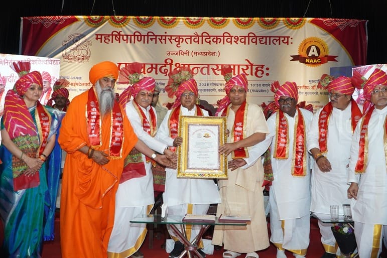 Governor Mangubhai Patel arrived at the convocation ceremony of Maharishi Panini Sanskrit Vedic University