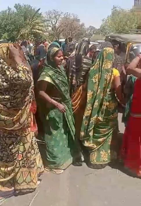 People took to the streets in protest against the liquor shop and demonstrated by blocking the road