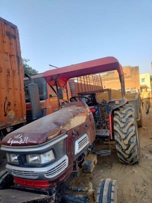 Tractor-trolley and loader machine caught while mining...