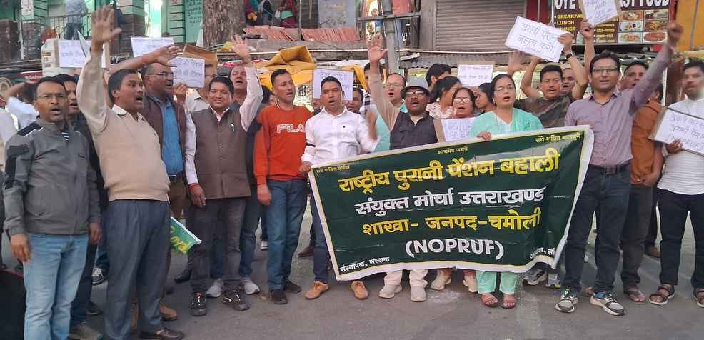 In protest against UPS, the employees worked wearing black ribbons on their arms