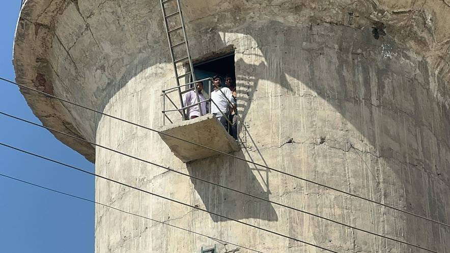 Water supply in Bhirdana with a population of 17 thousand every 4 days, angry villagers climbed on the tank