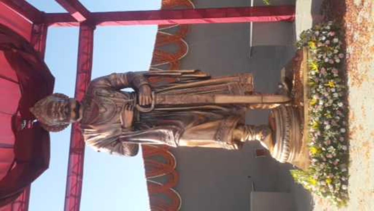 A 20 feet tall statue of Maharaja Agrasen weighing 800 kg was installed on a 10 feet platform