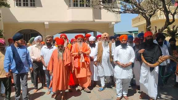 Baba Sahib Singh Ji served langar to the saints at Bedi