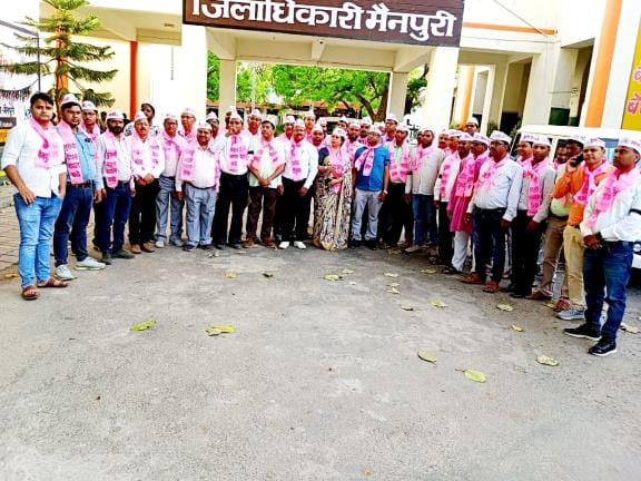 Teachers and employees protest against the new pension scheme