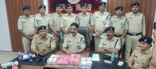 लूट की वारदात का खुलासा करती पुलिस